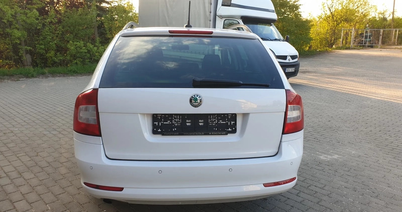 Skoda Octavia cena 23999 przebieg: 299900, rok produkcji 2012 z Elbląg małe 781